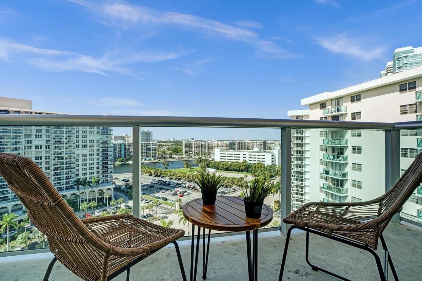 Wonderful Condo At Hallandale Beach, Near Ocean!! Hollywood Esterno foto