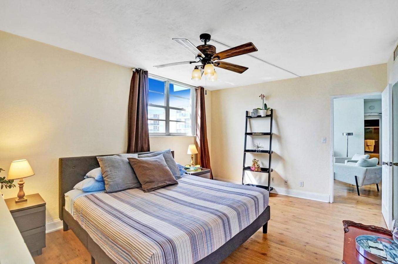 Wonderful Condo At Hallandale Beach, Near Ocean!! Hollywood Esterno foto